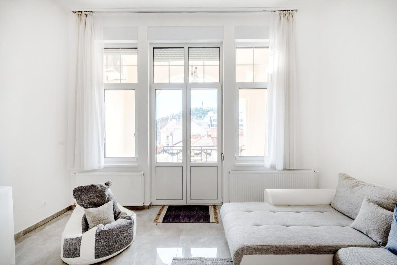 Skyline Serenity Retreat @Vaci Most Famous Street Budapest Bagian luar foto